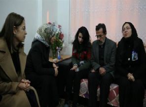 Sare Davutoğlu'ndan Özgecan'ın ailesine ziyaret