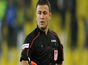 Annesinin ölümünden habersiz maç yönetti