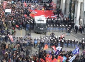 Eylemci gruplar arasına polis barikatı