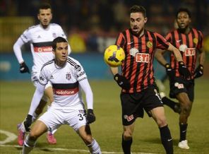 Kartal ağır yara aldı