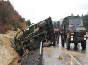 Askeri araç devrildi: 3 yaralı