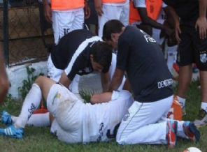 Futbolcuyu maçta köpek ısırdı