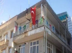 HDP binasına Türk bayrağı asıldı