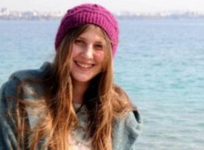 'Kırmızı fularlı kız'ın annesi aday oldu