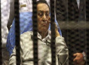 Mübarek'in iki bakanı beraat etti