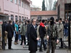 'Üzerimde bomba var' deyip okula daldı