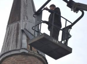 85 yaşında 30 metrede minareyi onardı