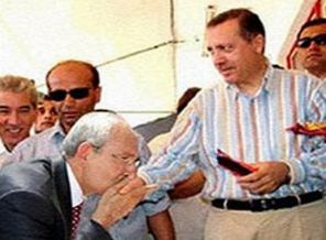 Kılıçdaroğlu'na Erdoğan'ın elini öptürdüler