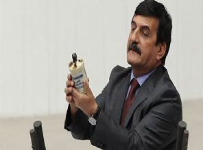 Meclis'te kürsüye gaz el bombası ile çıktı