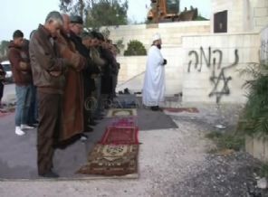 Cami yakıldı cemaat dışarıda kıldı