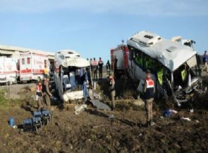 Öğrenci ve işçi servisi çarpıştı: 2 ölü, 30 yaralı