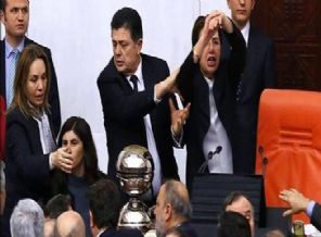 Ayşenur Bahçekapılı'nın ÇHD'den ihracı istendi