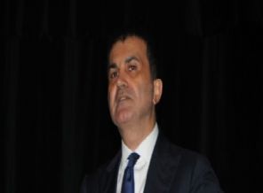 Bakan Ömer Çelik topa tuttu