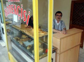 Belediye başkanlığını kaybetti börekçi oldu