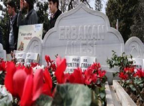 Erbakan kabri başında anıldı