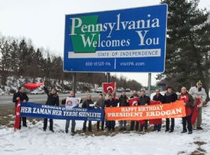 Erdoğan ve Davutoğlu'na Pensilvanya'da doğum günü kutlaması