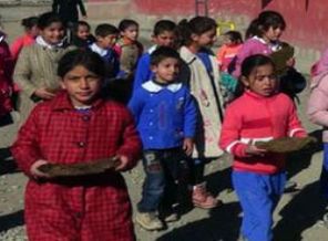 Her sabah okula tezek getiriyorlar