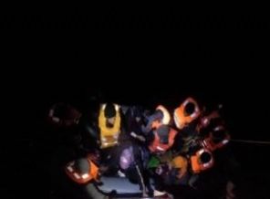 İzmir'de 102 göçmen kurtarıldı