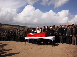 O askerler toprağa verildi