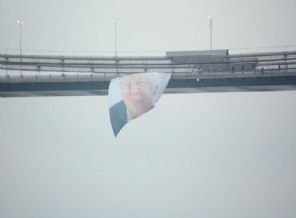 Erbakan posteri nedeniyle para cezasına çarptırıldılar