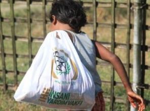 İHH, Suriyeli 25 bin yetime giyecek dağıttı