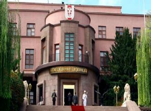 İki yerde Türk bayrakları indirildi