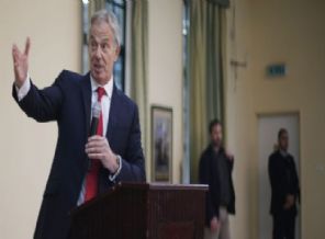 Blair'e ödül verdikleri için özür dilediler