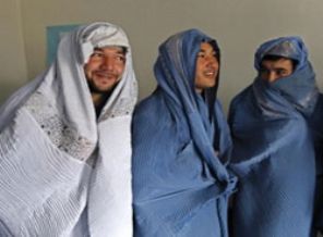 Afgan erkekler inadına burka giydi