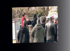 Çarşaflı kadının yüzü zorla açıldı iddiası