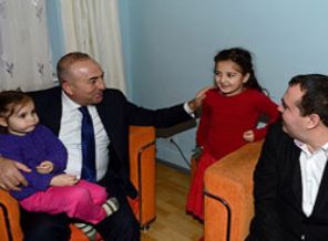 Çavuşoğlu o aileyi ziyaret etti