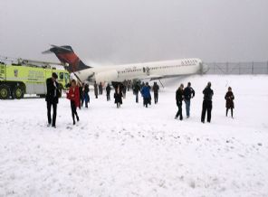New York'ta uçak pistten çıktı
