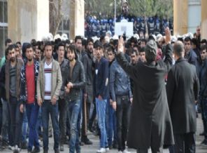 Üniversite karıştı, öğrenciler birbirini taşladı