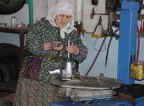 'Vesile Nine' 35 yıldır lastik tamir ediyor