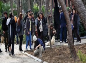 Ege Üniversitesi yine karıştı