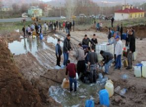 Köylü topraktan fışkıran mazota koştu