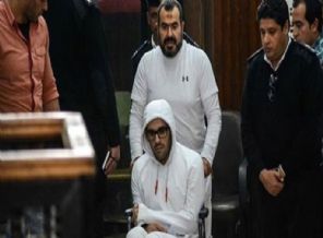 Mısırlı aktivist babasının yardımıyla savunma yaptı