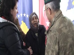 Türk askerinin yardımı Kosovalı nineyi ağlattı