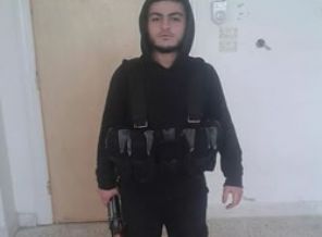 IŞİD, 'MOSSAD ajanı' dediği genci böyle infaz ettirdi (Video)