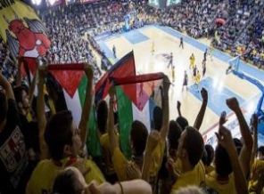 İsrail'e rağmen Filistin bayrağı açtılar