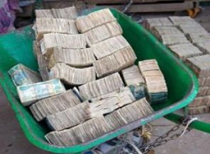 Pazarda para satıyorlar