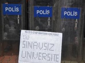 Sınavdan çıkıp, eyleme gittiler