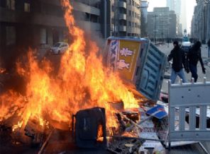 Göstericiler Almanya'yı yakıp yıktı