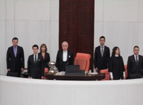 Mecliste şehitlere saygı duruşu