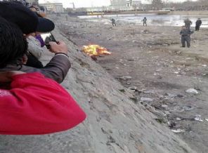 Kur'an yakan kadın yakıldı