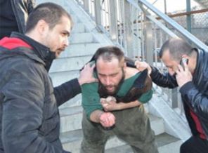 Sakallı genci 'IŞİD üyesi' diye linç etmek istediler