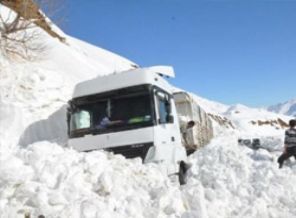Çığ düştü: 3 kişi mahsur kaldı