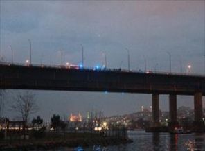 Haliç Köprüsü’nde bebeğiyle intihar