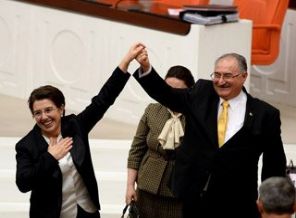 Milletvekilleriyle vedalaştı