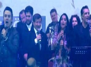 Davutoğlu sanatçılarla şarkı söyledi