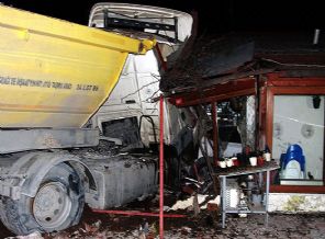 Kamyon restorana çarptı